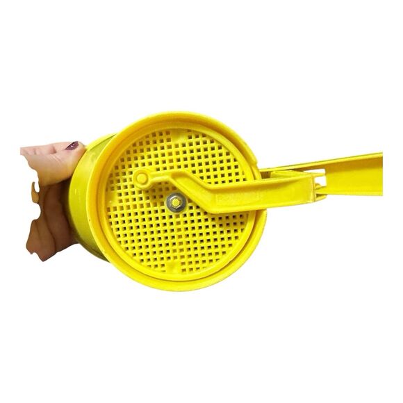 Vintage Rubbermaid Hand Held 3-Cup Sifter YELLOW Heavy Duty Plastic USA - Picture 3 of 7